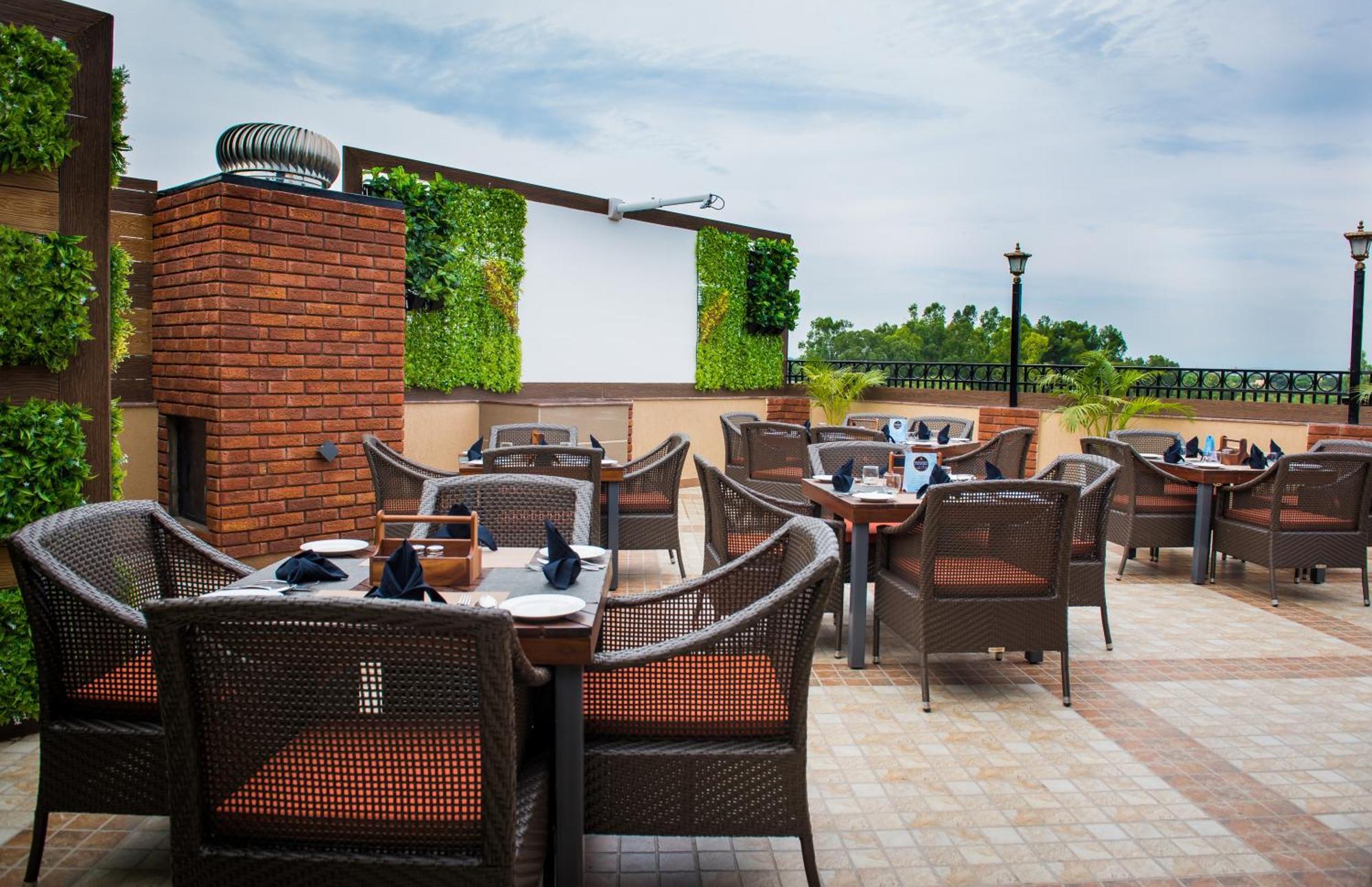 Glades Hotel Mohali Buitenkant foto