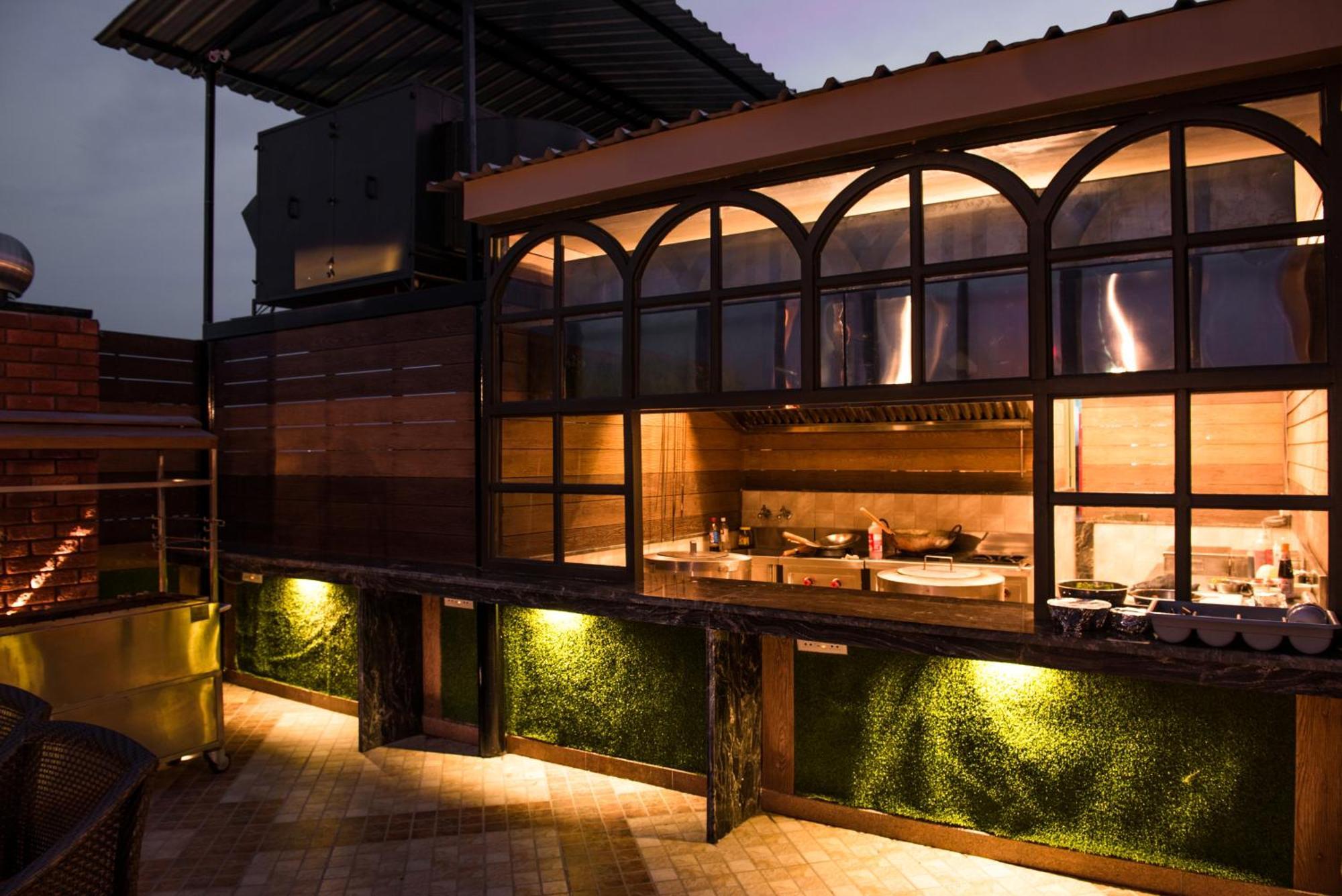 Glades Hotel Mohali Buitenkant foto