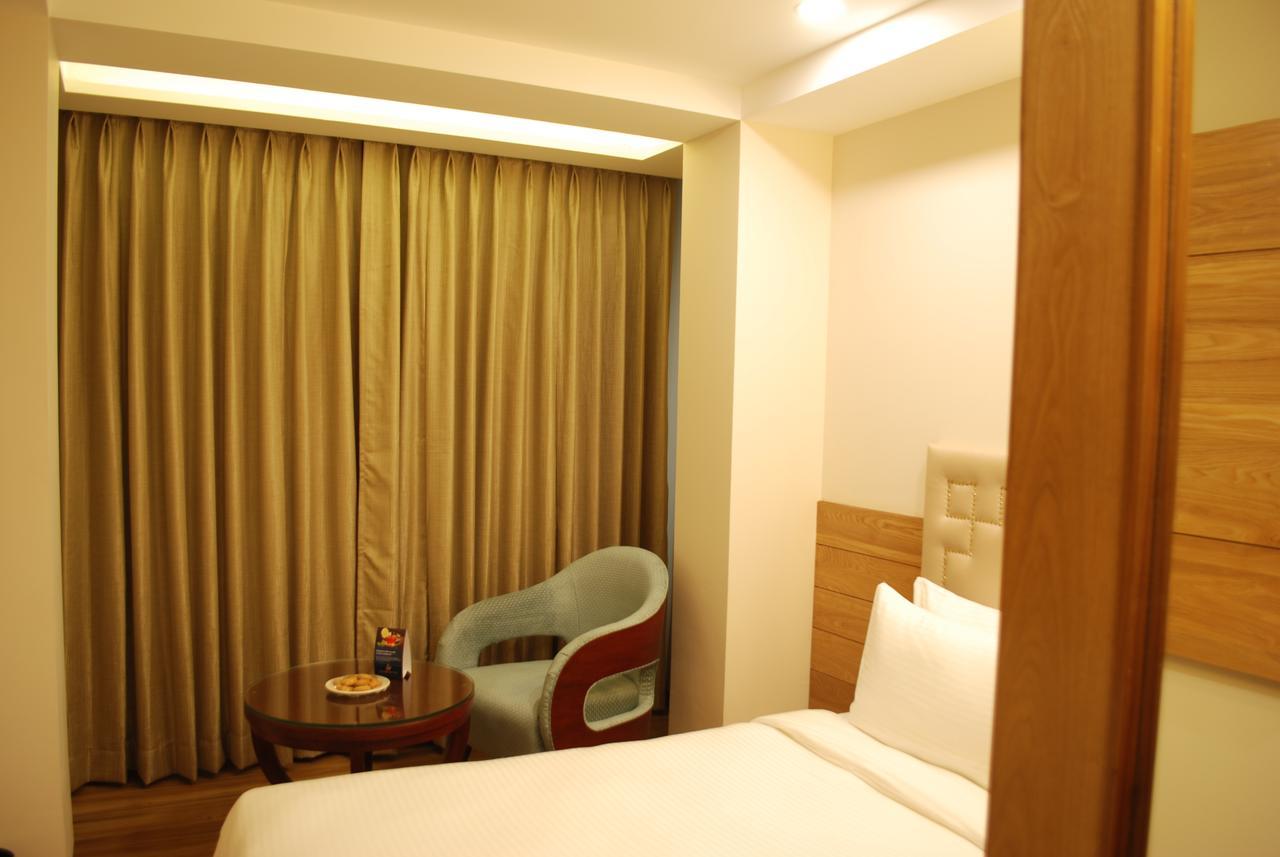 Glades Hotel Mohali Buitenkant foto