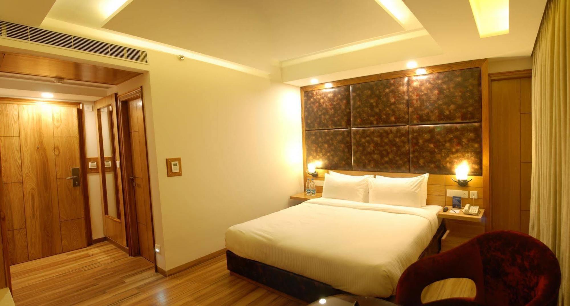 Glades Hotel Mohali Buitenkant foto